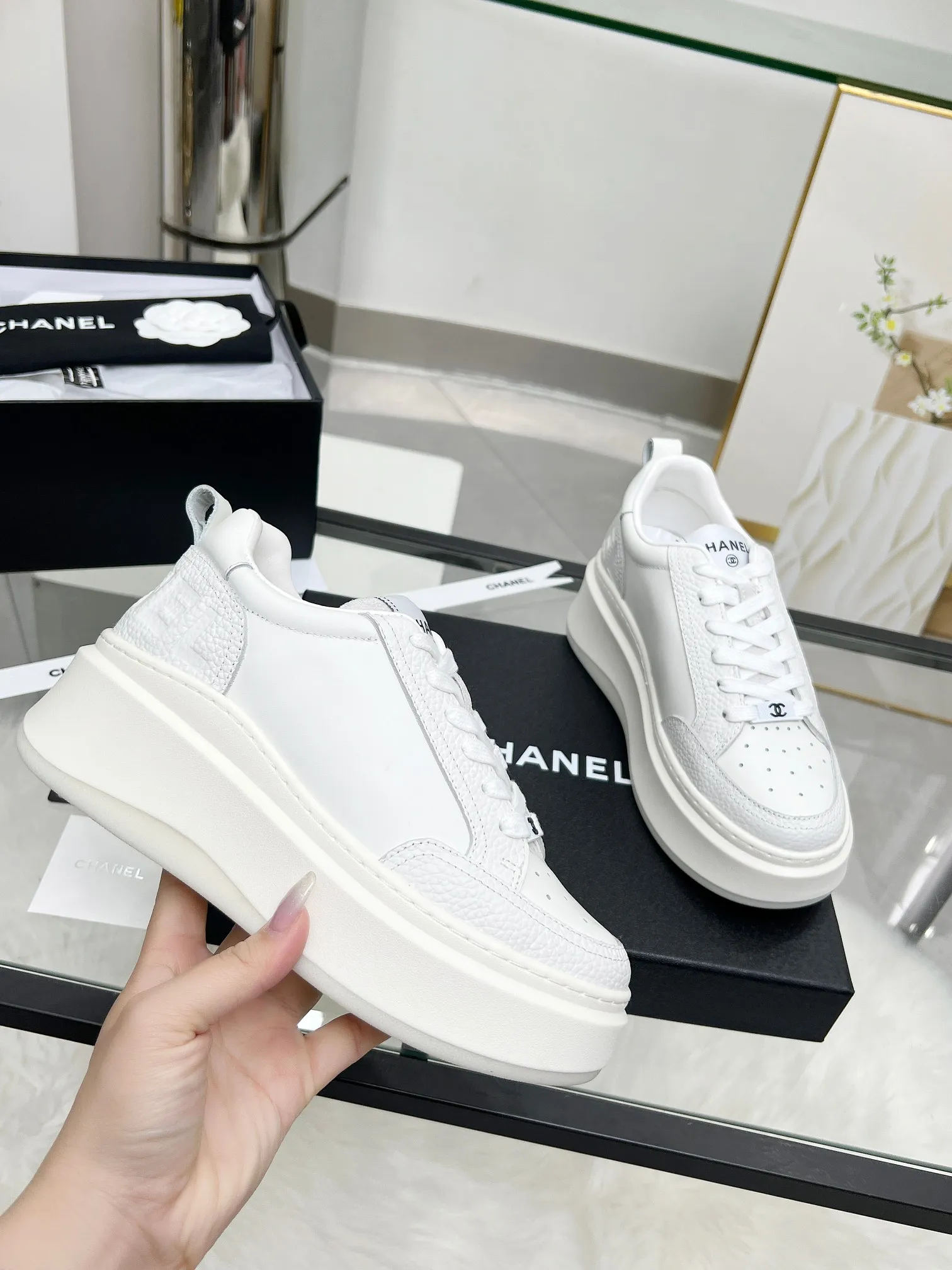 👟👟Ex-factory price 540👟👟 CHANEL 25C spring and summer new sports shoes official website is available at the same time ❤️ Counter out-of-stock kings. Major bloggers are recommending new styles on social days. This season’s new styles are simply eye-catching and look great on the feet. The casual casual sports style is refreshing and natural, interpreting Chanel’s fashionable femininity. The overall customization makes all sports shoes on the market at that time obsolete. This series is now available for sale! The upper is made of custom imported pebbled calf leather ➕ custom frosted calf leather. The lining is made of original one-to-one professionally customized mesh. Hardware accessories. Original full set of molds (not common in the market). Original custom molded TPU combination outsole. Height 4 cm. Women's size 35-39.
